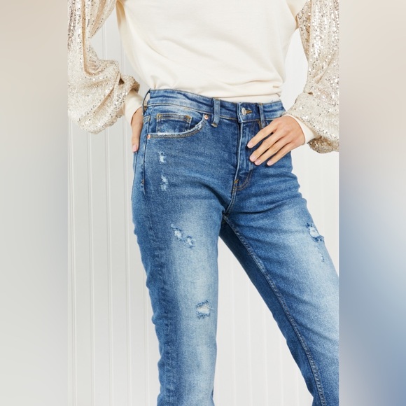 Distressed Raw Hem Cropped Jeans - Picture 5 of 5